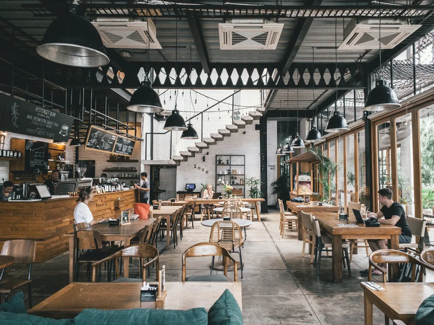 La salle d’un bistrot lumineux