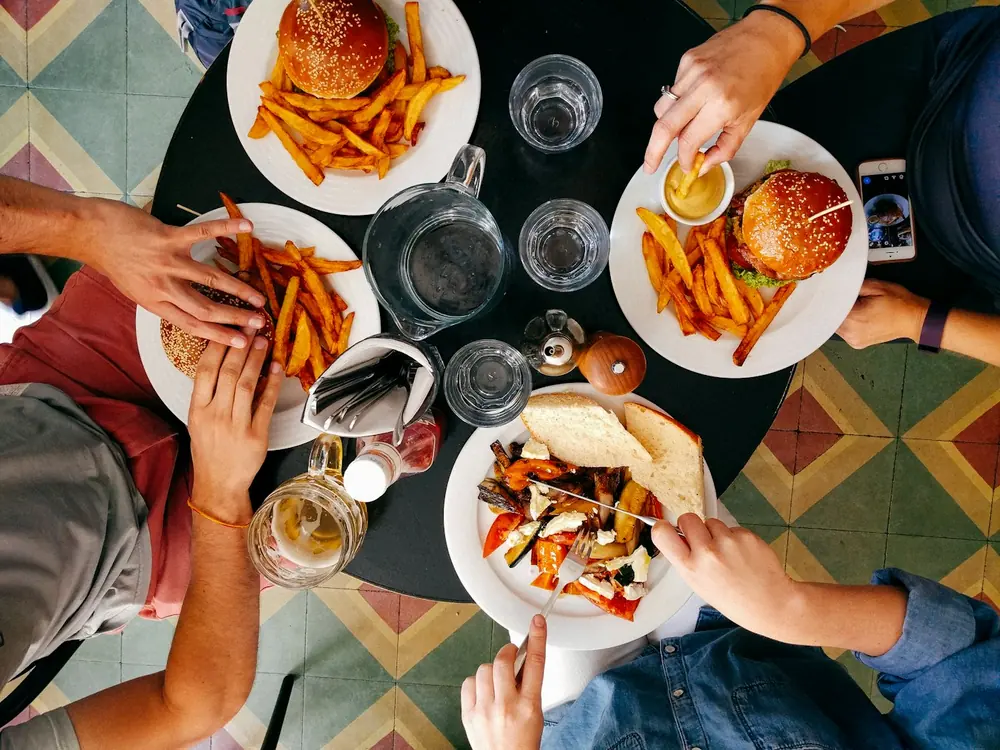 Un repas partagé à table